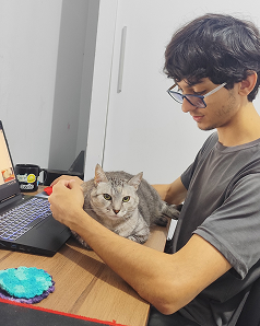 Vinícius trabalhando com seu gato