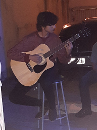 Vinícius tocando violão